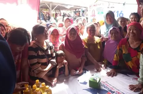 1.000 Liter Minyak Goreng Murah di Bazar Caleg Partai Perindo Ludes Diserbu Emak-emak Bekasi 