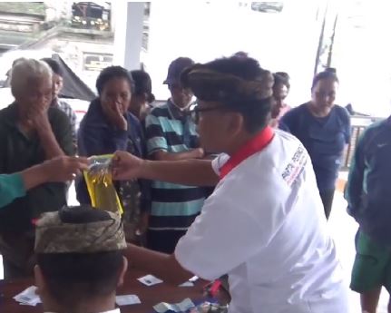 500 Paket Minyak Goreng Ludes Saat Pasar Murah Partai Perindo Digelar di Gianyar Bali