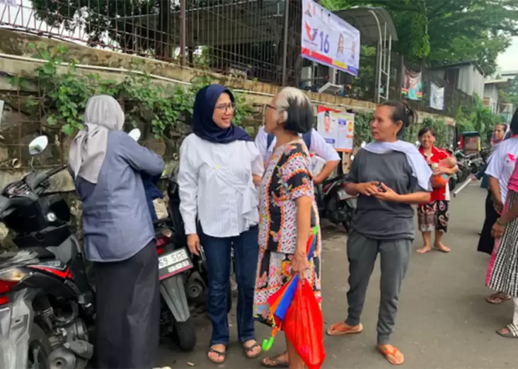 Caleg Partai Perindo Alva Ruslina Gelar Kegiatan Tebus Murah Minyak Goreng di Cilandak 