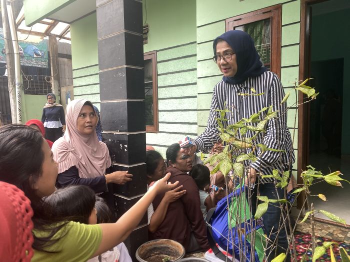 Sosialisasi di Pasar Minggu, Caleg Partai Perindo Alva Ruslina Dikerubuti Anak-anak