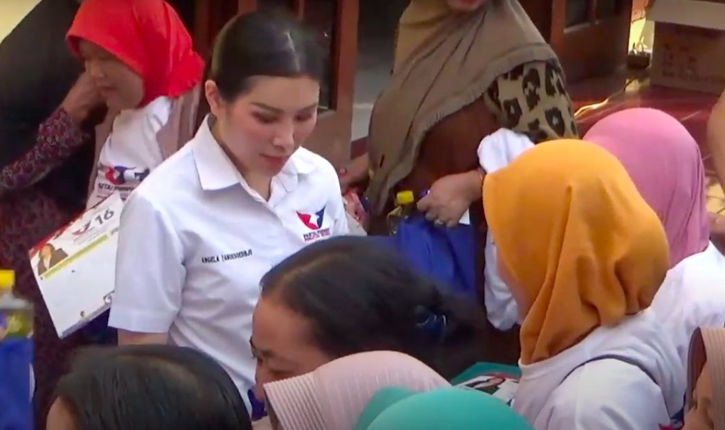 Angela Tanoesoedibjo Disambut Meriah saat Layani Warga di Bazar Minyak Goreng