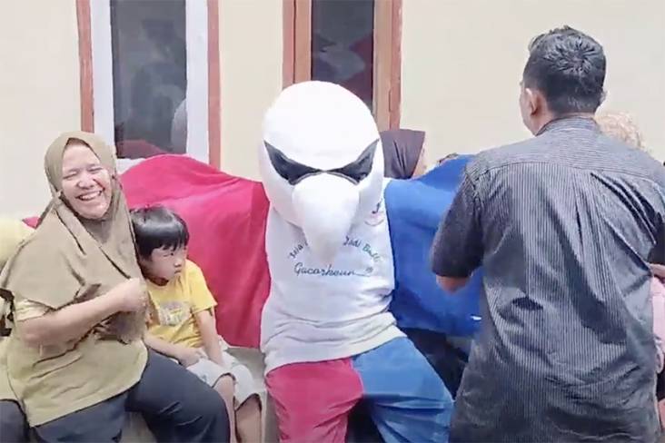 Badut Gacor Perindo Meriahkan Bazar Minyak Goreng Murah di Bandung