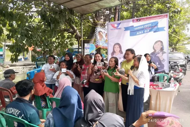 Caleg Partai Perindo Ani Kusumadewi Bagikan KTA Berasuransi ke Warga Cilincing