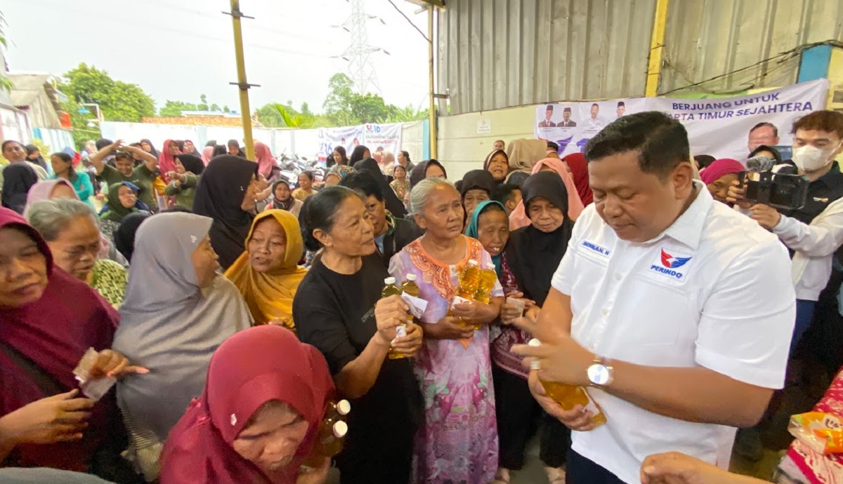 Bantu Masyarakat, Caleg Partai Perindo Berman Nainggolan Gelar Bazar Minyak Goreng Murah