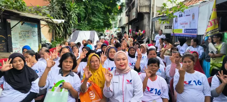 Bantu Warga, Caleg Partai Perindo Nia Sita Gelar Bazar Minyak Goreng Murah di Kramat Sentiong 