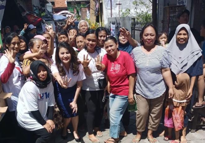 Bazar Minyak Goreng Murah Caleg Partai Perindo Diserbu Emak-emak Surabaya