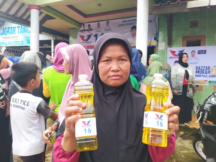 Bazar Murah Minyak Goreng, Warga KBB Doakan Partai Perindo Sukses di Pemilu 2024