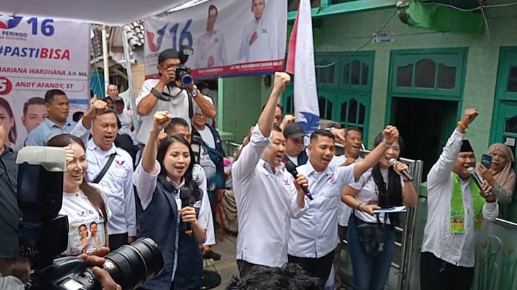 Bazar Sembako dan Cek Kesehatan Gratis di Koja, Warga Nyanyikan Mars Perindo 