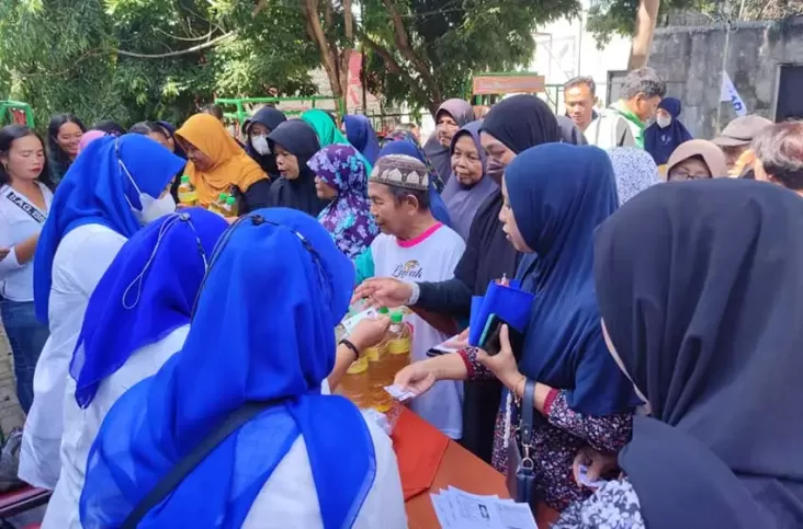 Bazar Tebus Murah Minyak Goreng di Perumahan Kalasan Diserbu Masyarakat 