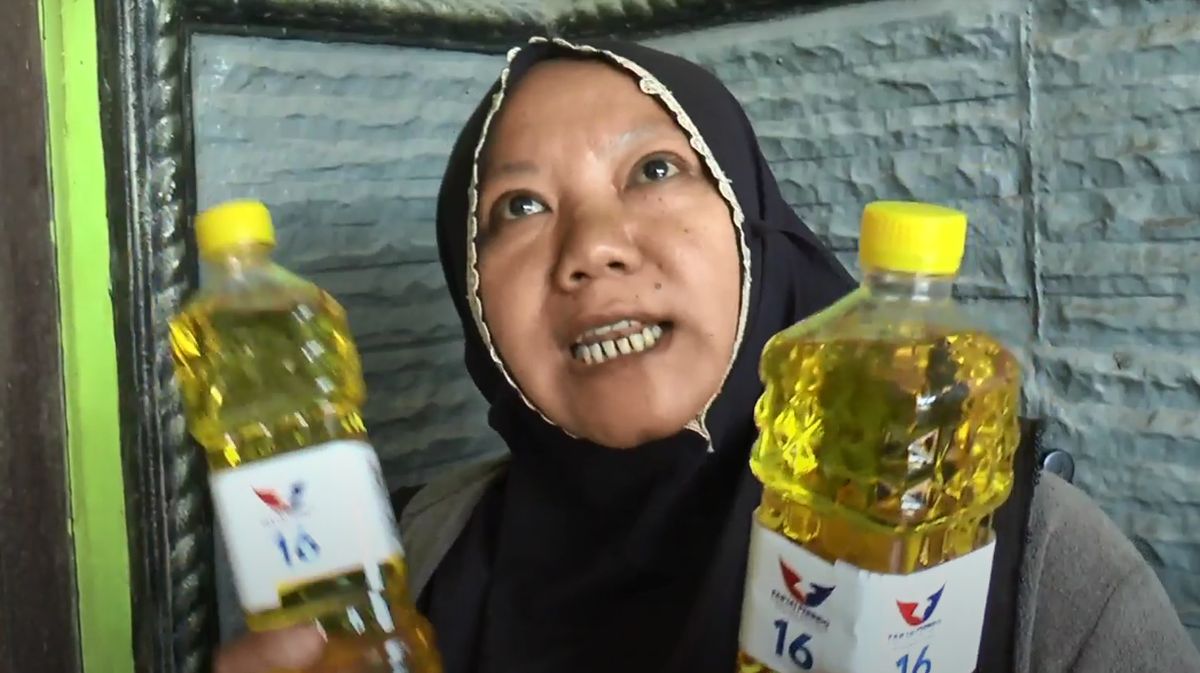 Beli Minyak Goreng Harga Murah di Bazar Partai Perindo, Warga Demak Ungkap Rasa Syukur