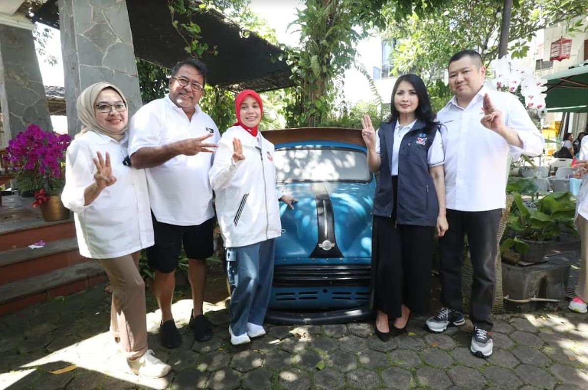 Berbincang dengan Rano Karno, Hary Tanoe Menikmati Suasana Hangat Warung Garasi Si Doel