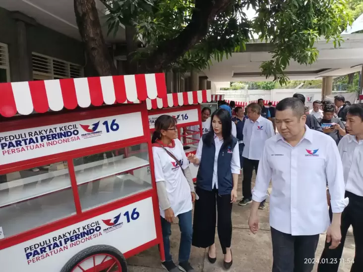 Bersyukur Dapat Gerobak UMKM, Ismayati Apresiasi Partai Perindo Berpihak kepada Rakyat Kecil 