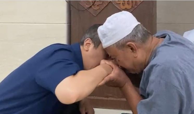 Sowan ke Pasar Rebo, Ustaz Yusuf Mansur Salat Berjamaah dan Doakan Tokoh Masyarakat