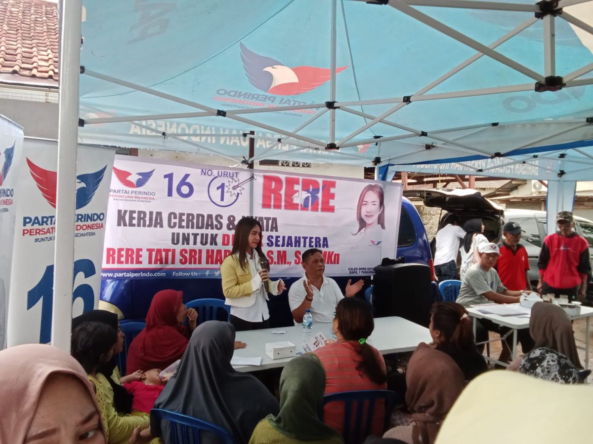 Caleg Partai Perindo Rere Tati Blusukan dan Gelar Tebus Murah Minyak Goreng di Depok