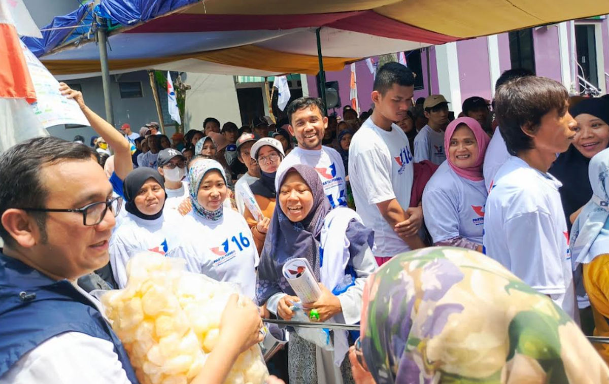 Borong Kerupuk Pedagang, Effendi Syahputra Didoakan Jadi Pemimpin yang Amanah