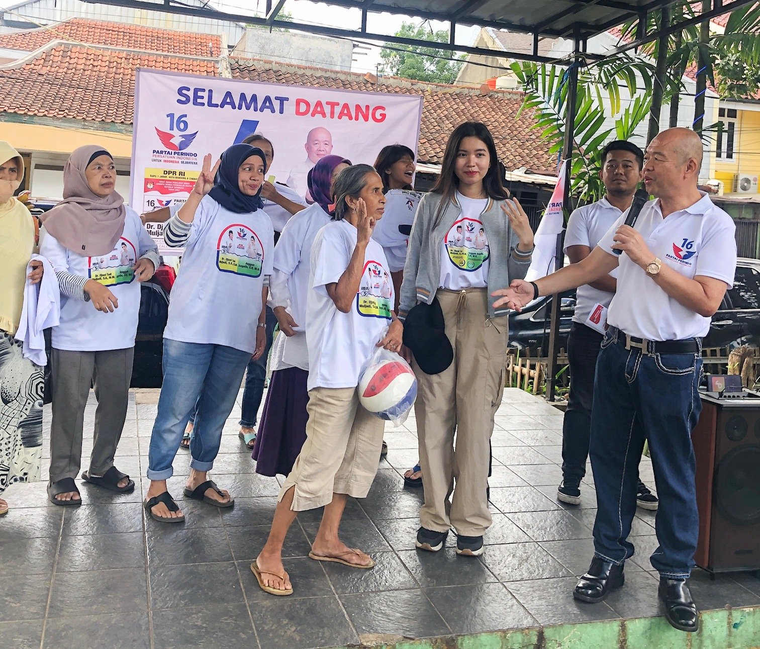 Caleg Djoni Toat Perkenalkan Partai Perindo ke Warga Ciateul Bandung