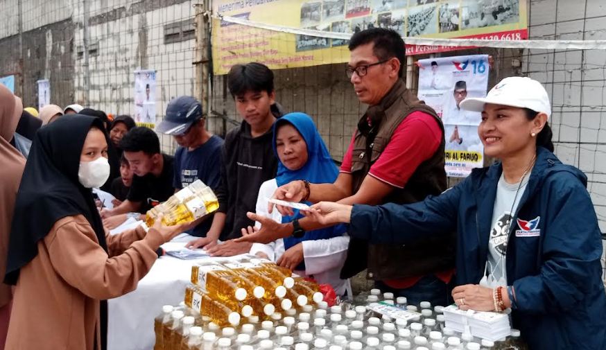 Caleg Partai Perindo Gelar Bazar Minyak Goreng Murah di Cibitung Bekasi