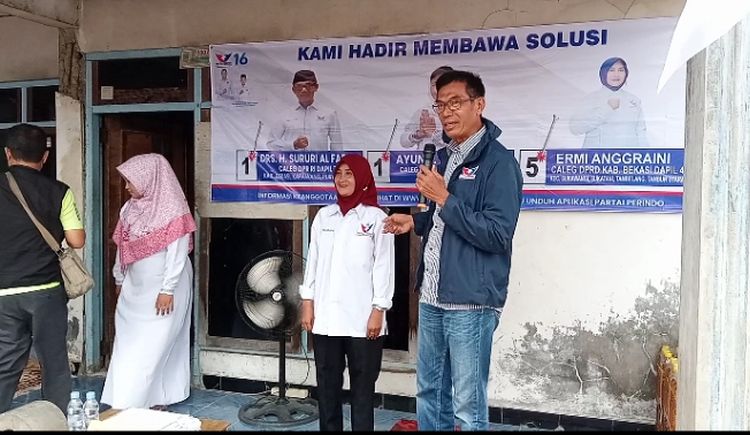 Caleg Partai Perindo Sosialisasikan APK ke Warga Bekasi saat Pencoblosan Pemilu 2024