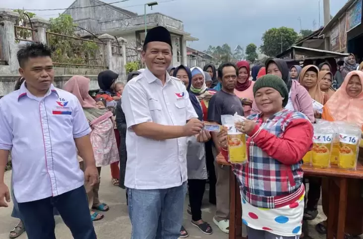 Caleg Partai Perindo Abdul Khaliq Ahmad Gelar Bazar Minyak Goreng Murah untuk Warga 