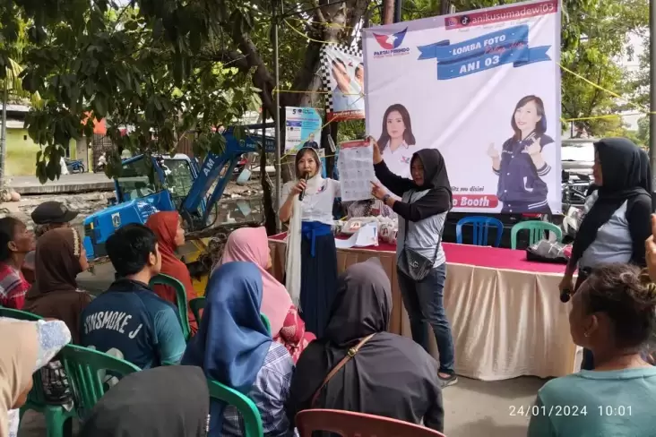Caleg Partai Perindo Ani Kusumadewi Sosialisasikan Cara Mencoblos Kertas Suara di Cilincing 