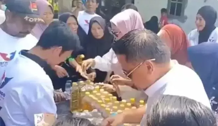 Caleg Partai Perindo Bagikan Minyak Goreng Murah ke Warga di Serang Banten