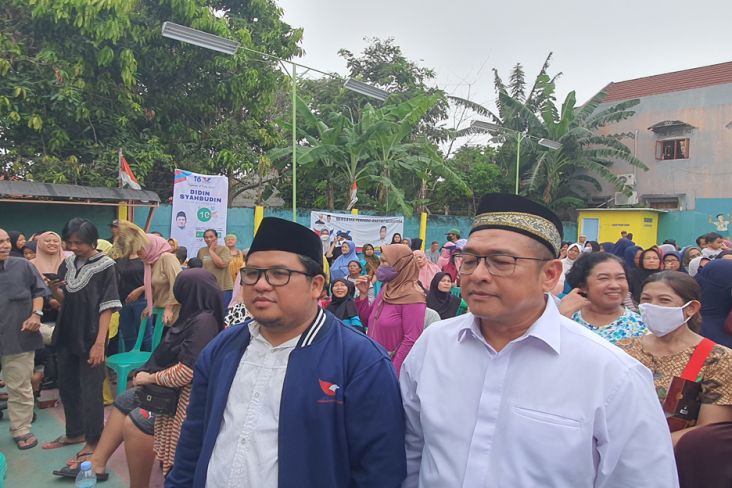 Caleg Partai Perindo Didin Bagikan Mi Instan di Pamulang Tangsel 