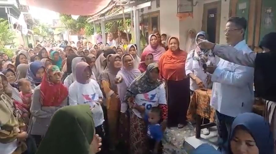 Caleg Partai Perindo Gelar Bazar Murah dan Bagikan KTA Berasuransi ke Warga di Cirebon