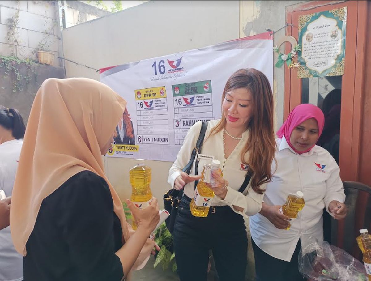 Dua Caleg Partai Perindo Gelar Bazar Murah Minyak Goreng 150 Liter di Tapos Depok