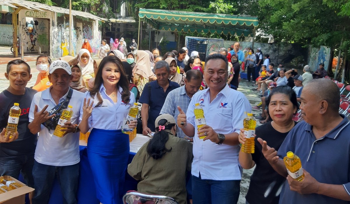 Caleg Partai Perindo Natalia Cecilia Gelar Bazar Minyak Goreng Murah di Surabaya