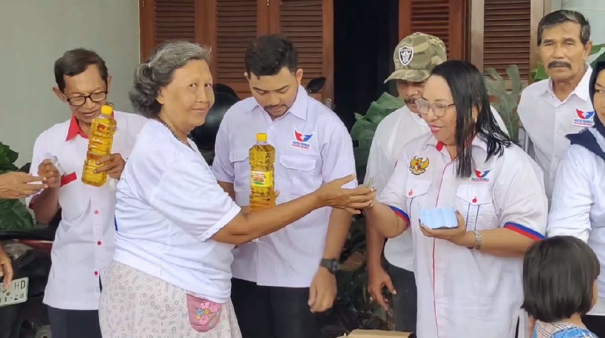 Caleg Partai Perindo Terjun ke Masyarakat, Bagikan Minyak Goreng di Kediri