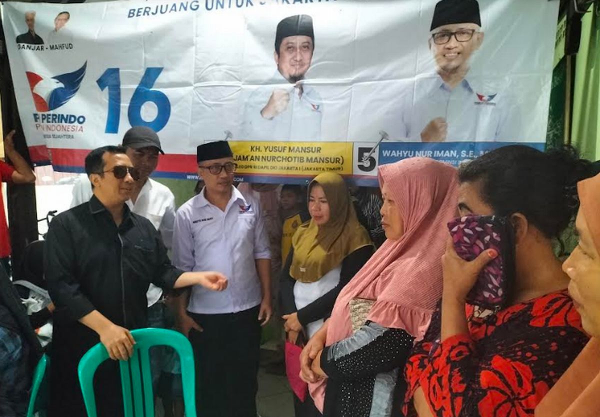 Caleg Partai Perindo Wahyu Nur Iman Ngobrol dengan Warga Cilangkap soal Harga Sembako