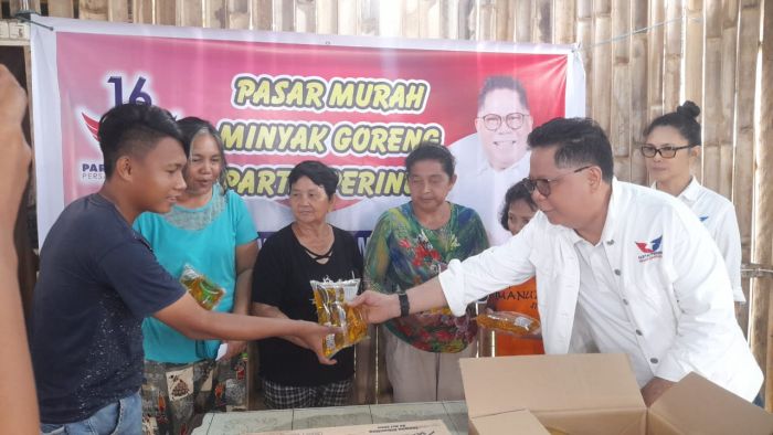 Caleg Partai Perindo Yerry Tawalujan Gelar Pasar Murah Minyak Goreng di Manado