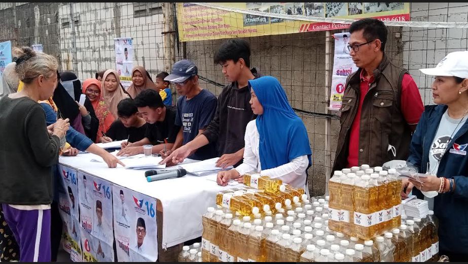 Dalam Hitungan Jam Bazar Migor dari Caleg Partai Perindo Ludes Diserbu Emak-emak di Cibitung