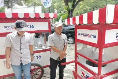 Dapat Gerobak Perindo, Pedagang Bakso Tanah Tinggi: Semoga Makin Cuan 