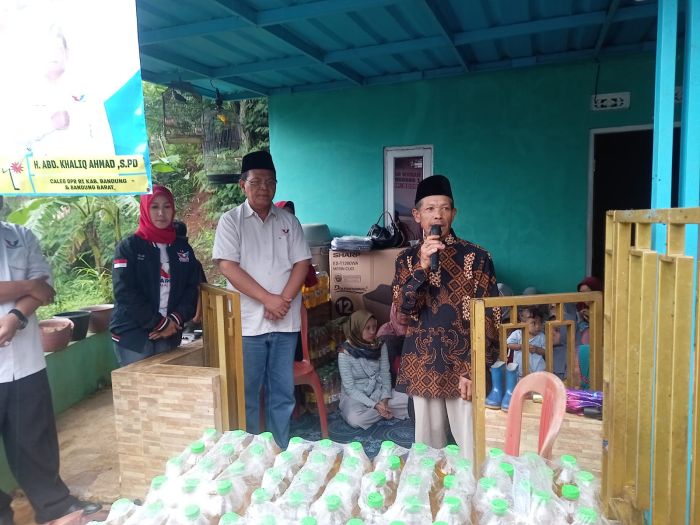 Di Tengah Guyuran Hujan, Caleg Perindo Abdul Khaliq Gelar Bazar Minyak Murah untuk Warga