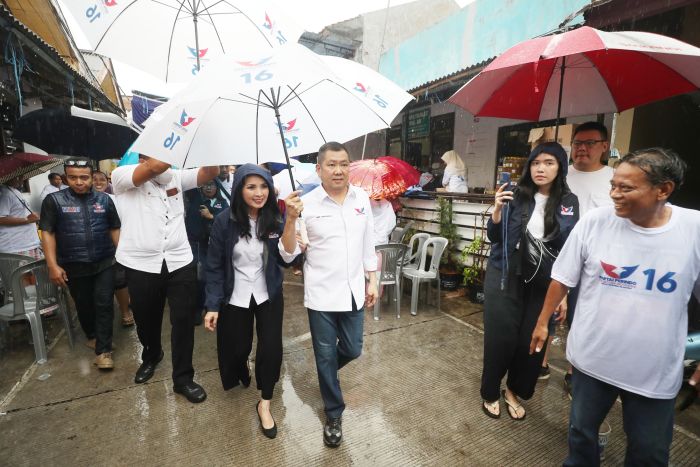 Di Tengah Guyuran Hujan, HT dan Istri Tetap Hadiri Kegiatan Partai Perindo di Palmerah Jakbar