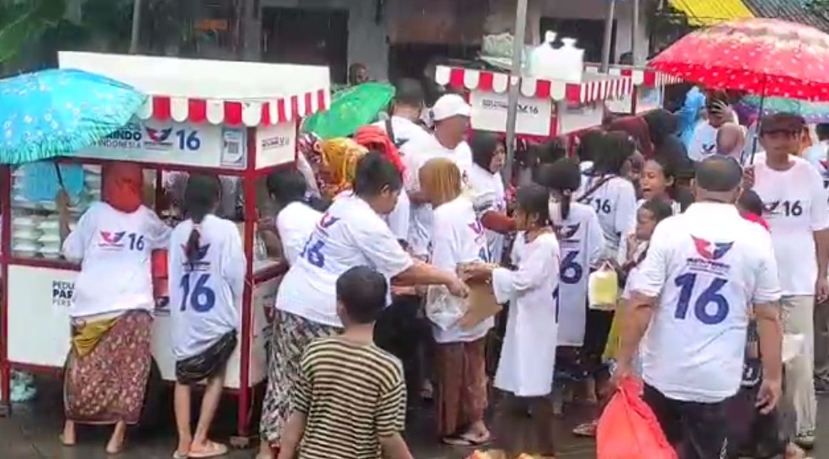 Dihadiri HT dan Angela, Warga Antusias Serbu Makan Gratis Gerobak Perindo di Surabaya
