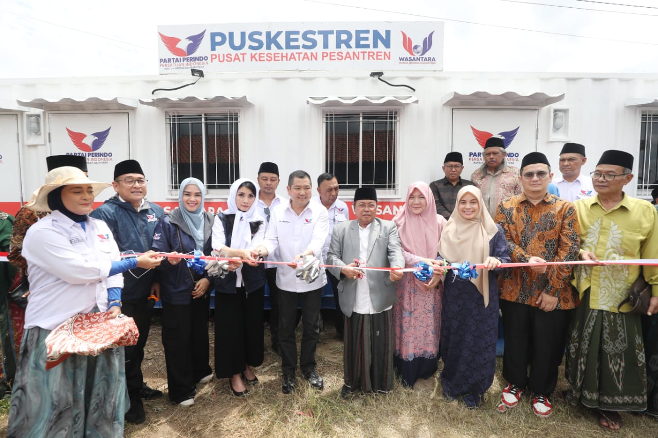 Dukung Kesehatan Santri, Hary Tanoesoedibjo Resmikan Puskestren di Ponpes Kempek Cirebon