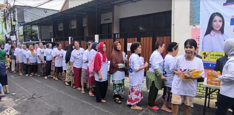 Emak-emak Sawah Besar Jakarta Antusias Ikuti Bazar Murah Partai Perindo