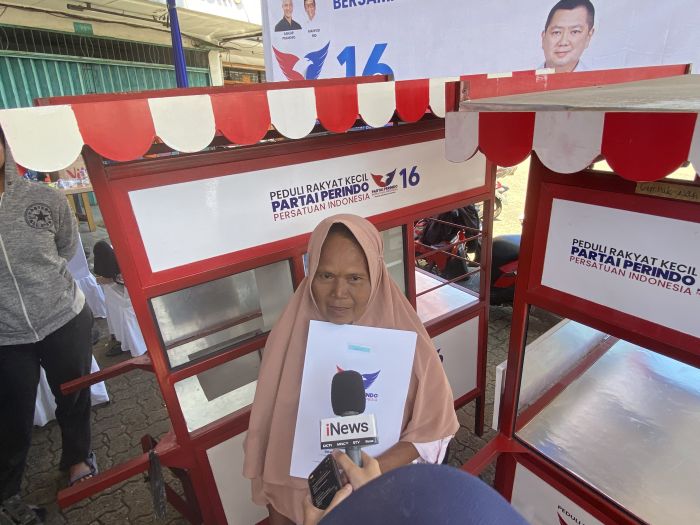 Emak-emak Tangsel Ini Gerobaknya Hampir Hancur, Bersyukur Dapat Gerobak Perindo sebagai Pengganti