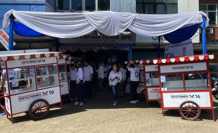 Emak-emak Tangsel Ini Terharu Dapat Gerobak Perindo, Biasanya Hanya Jualan di Atas Meja
