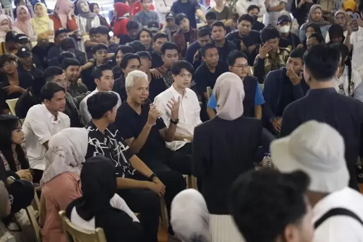 Ganjar Pranowo Kumpul Bareng Anak Muda di Jepara, Diapresiasi lewat Puisi Karya Wiji Thukul 