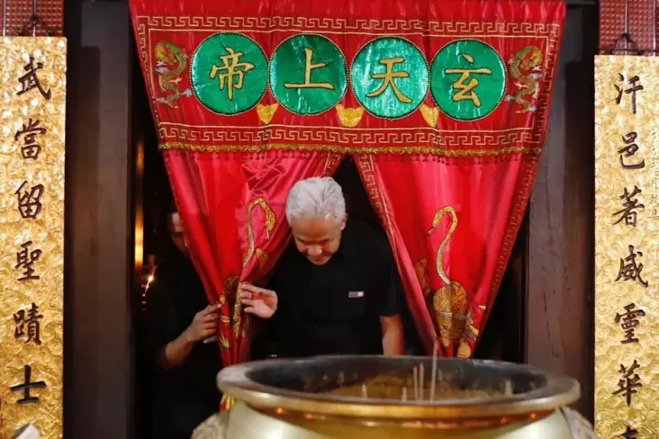 Ganjar Pranowo Kunjungi Kelenteng Tertua di Jepara, Saksikan Pusaka Peninggalan China 