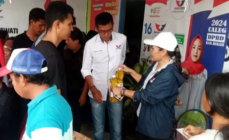 Gelar Bazar Minyak Goreng di Kampung Pelaukan Bekasi, Caleg Partai Perindo: Tujuannya Membantu Masyarakat 