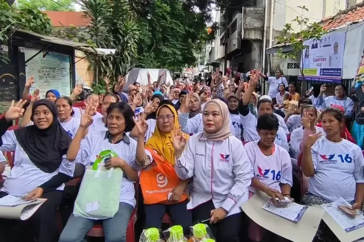 Gelar Bazar Minyak Goreng Murah Kramat Sentiong, Caleg Partai Perindo Nia Sita Sosialisasi Kertas Suara Pemilu 2024 
