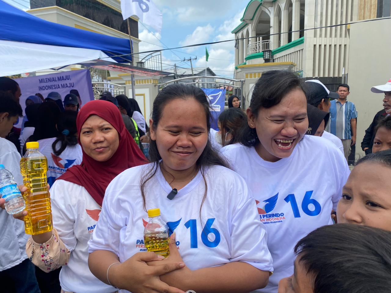Gelar Bazar Minyak Goreng Murah, Warga: Partai Perindo Keren!