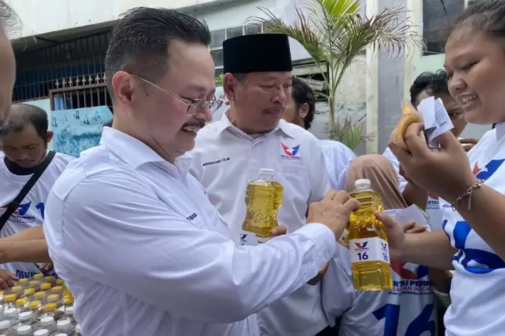 Gelar Tebus Minyak Murah di Sunter, Caleg Denny: Bentuk Kepedulian Partai Perindo 