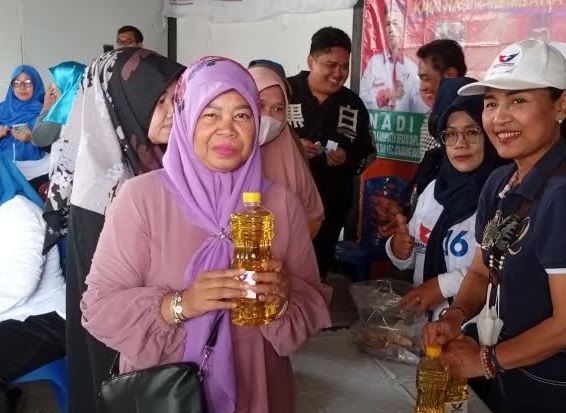 Guna Meningkatkan Level Ekonomi, Partai Perindo Gelar Bazar Minyak Goreng Murah di Bekasi