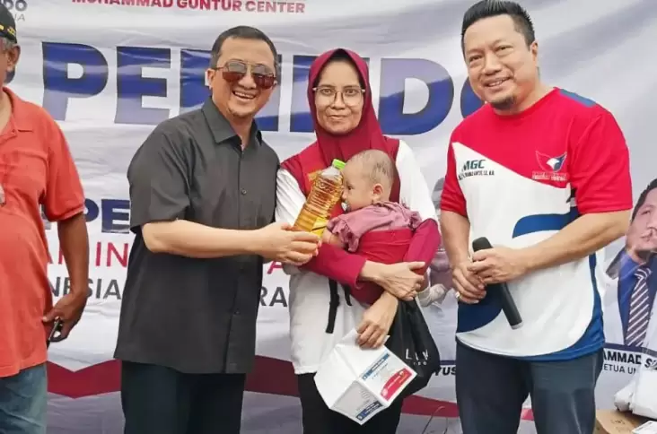 Caleg Partai Perindo Muhammad Guntur dan Ustaz Yusuf Mansur Gelar Minyak Goreng Murah di Ciracas 