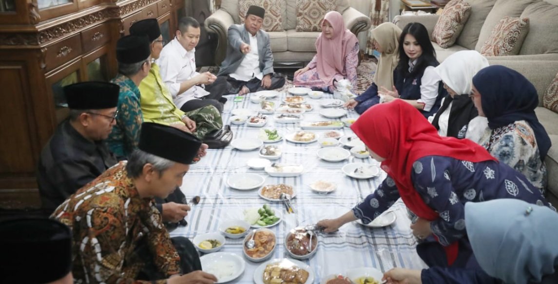 Hary Tanoe Dampingi Pengasuh Ponpes KHAS Kempek Sambut Siti Atikoh di Cirebon